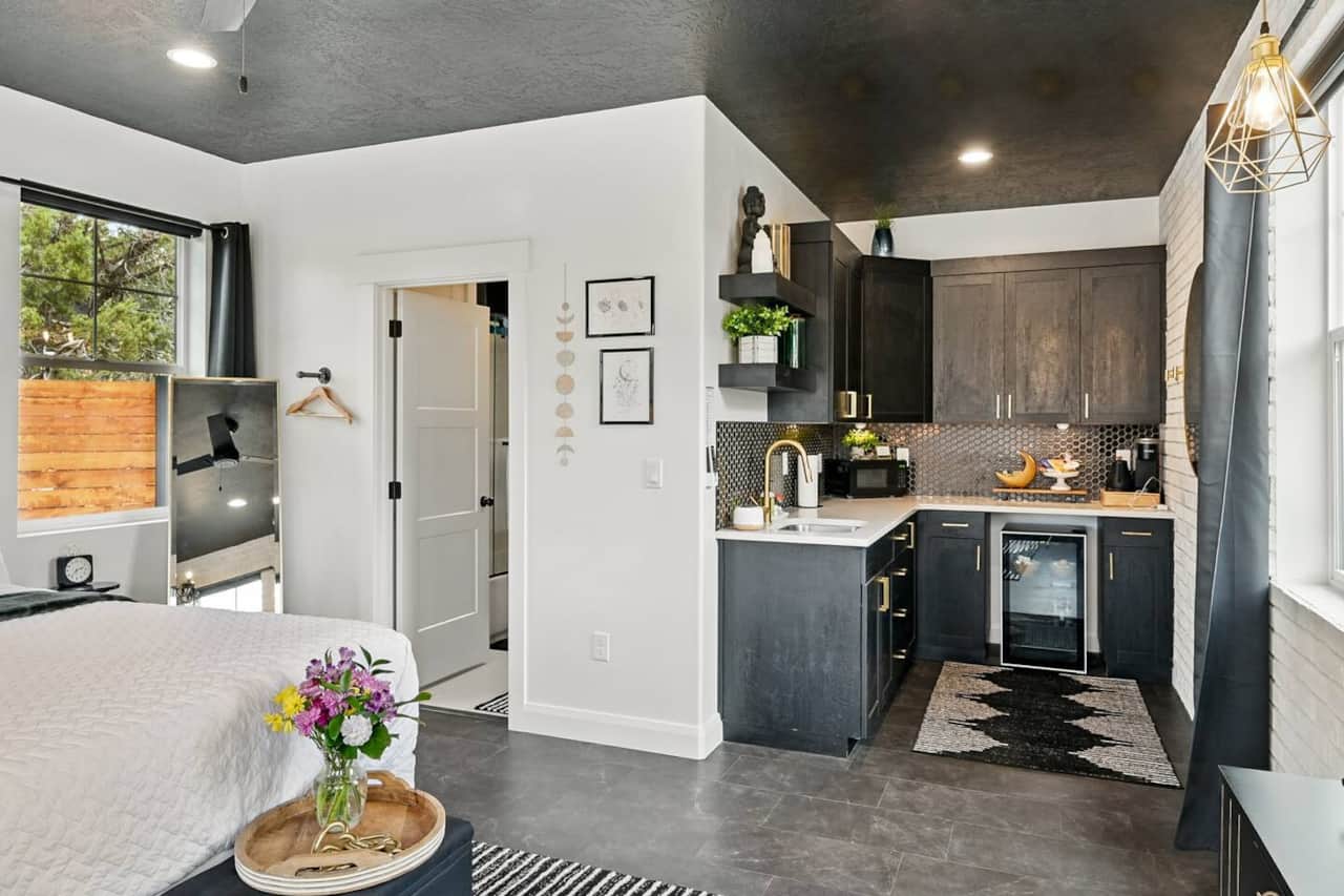 Low-Toxin Sanctuary – A clean, modern studio free from harsh chemicals and scented candles.