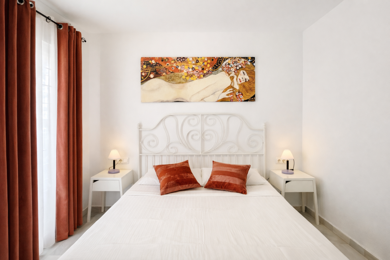 Dormitorio elegante con pintura de Klimt