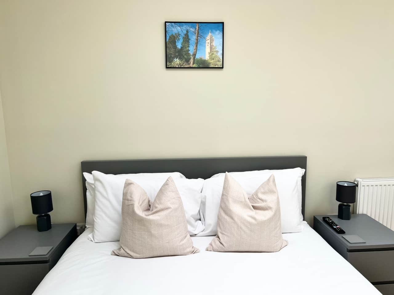 Bedroom with Kingsize Bed and Smart TV