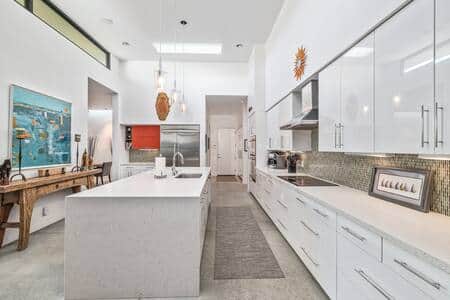 Full sized chef's kitchen