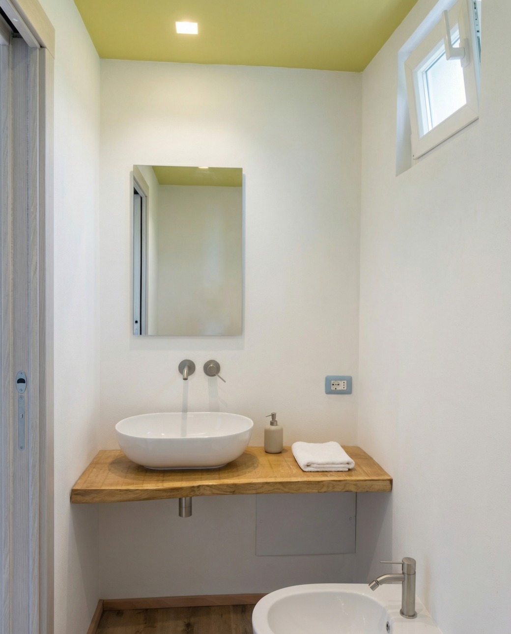 en-suite bathroom in Ortigia 1