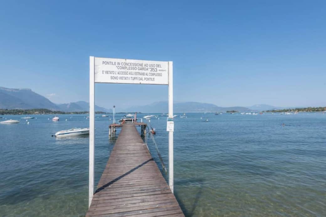 Pontile privato ad uso del complesso condominiale. Pontile privato ad uso del complesso condominiale.