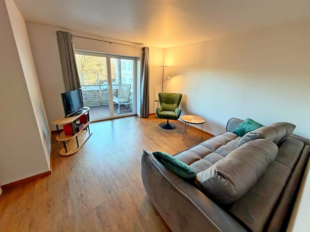 Wohnzimmer mit Balkon