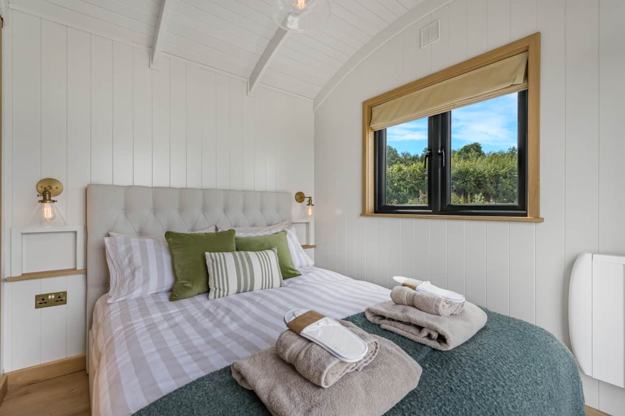 The Owl - bedroom with wardrobe and underbed storage