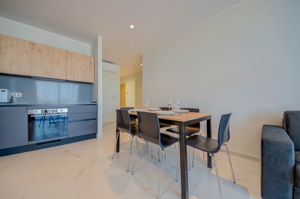 Serve your delicious meals easily at the lovely dining table Serve your delicious meals easily at the lovely dining table