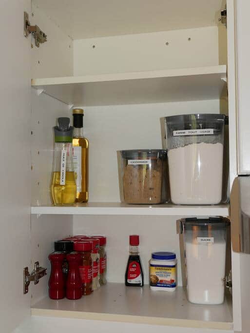 Les essentiels (épices divers, farine, sucre, cassonade, huile, vinaigre de vin, sel, poivre, etc)