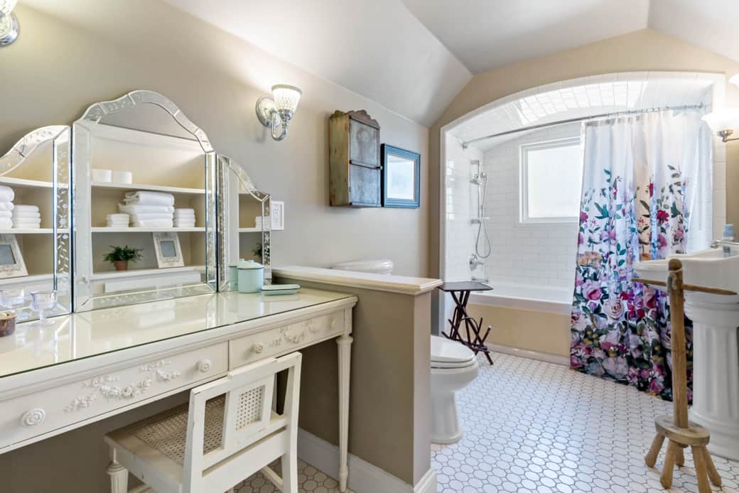 601 E 30th -44 Sunset LTD Bath 1 601 E 30th -44 Sunset LTD Bath 1