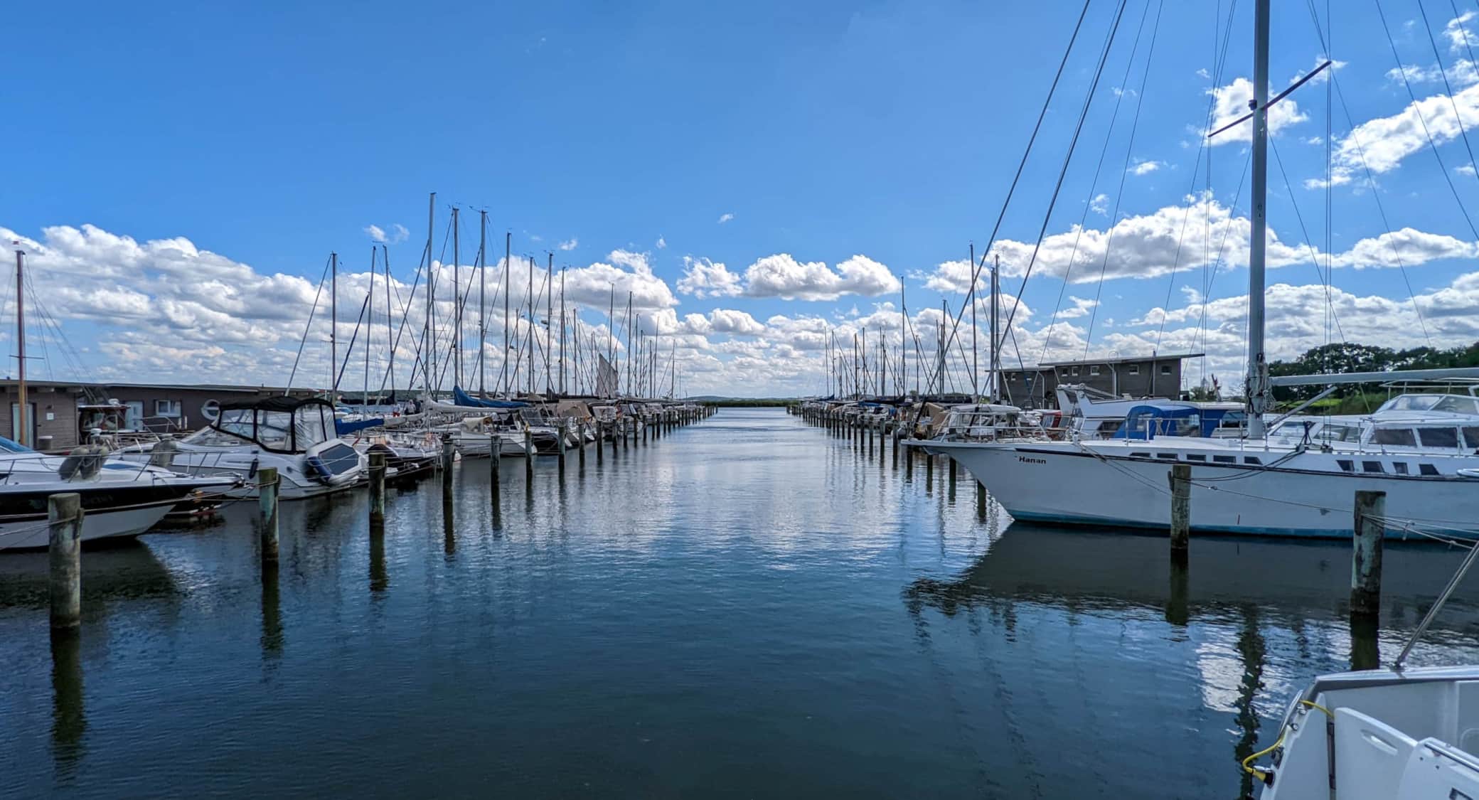 Blick auf die Boote und aufs Achterwasser