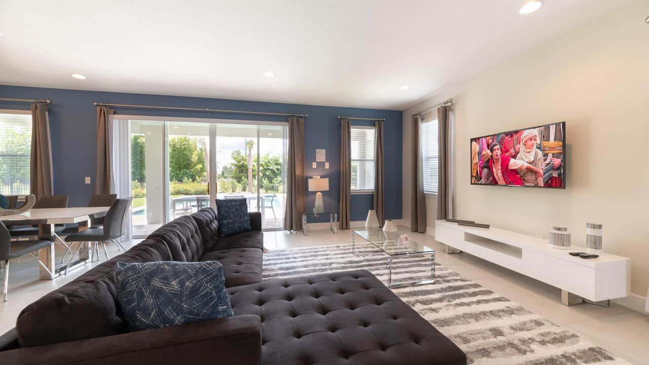 sitting room pool view