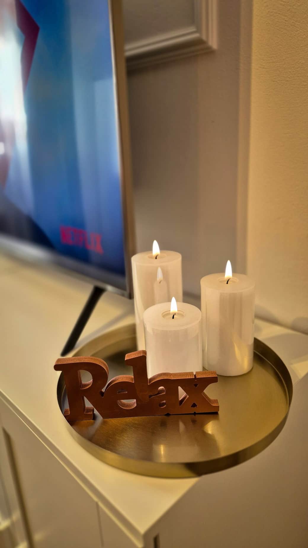 Uneori vrei doar lumânări, Netflix și liniște. Exact asta oferim — o seară romantică și confort Uneori vrei doar lumânări, Netflix și liniște. Exact asta oferim — o seară romantică și confort