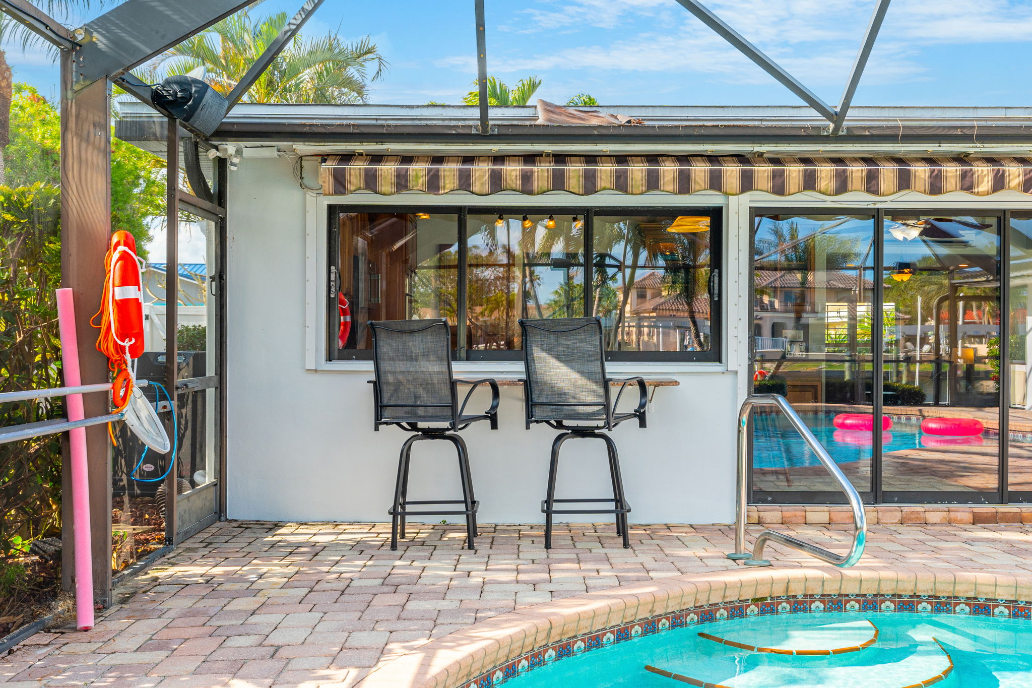 Enjoy meals al fresco with a view of the pool, take a drink while relaxing in this outdoor area.