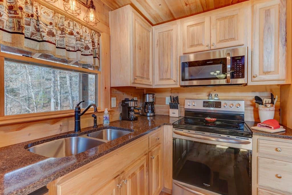 Bella Cabina Kitchen overlooking the Front Yard
