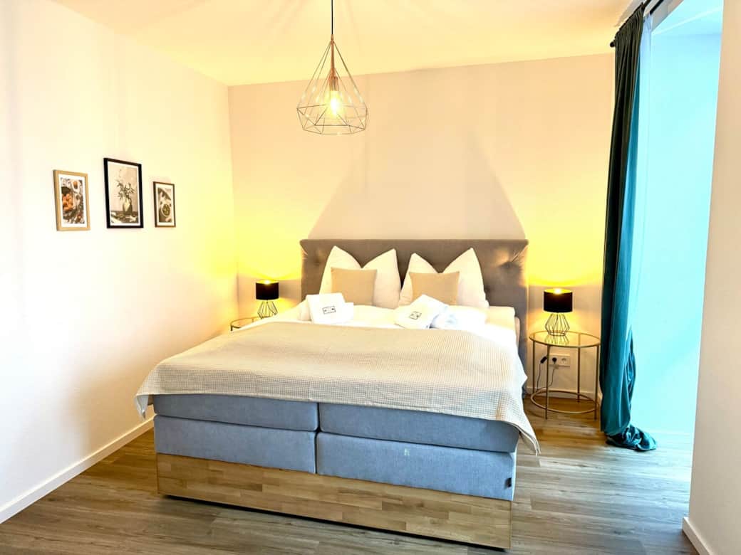 Beide Schlafzimmer sind mit bequemen, hochwertigen King-Size-Boxspringbetten ausgestattet und sorgen, gemeinsam mit feinster Hotelbettwäsche, für erholsamen Schlaf.
Im rechten, größeren Schlafzimmer steht dir zudem ein Schreibtisch zur Verfügung. Beide Schlafzimmer sind mit bequemen, hochwertigen King-Size-Boxspringbetten ausgestattet und sorgen, gemeinsam mit feinster Hotelbettwäsche, für erholsamen Schlaf.
Im rechten, größeren Schlafzimmer steht dir zudem ein Schreibtisch zur Verfügung.