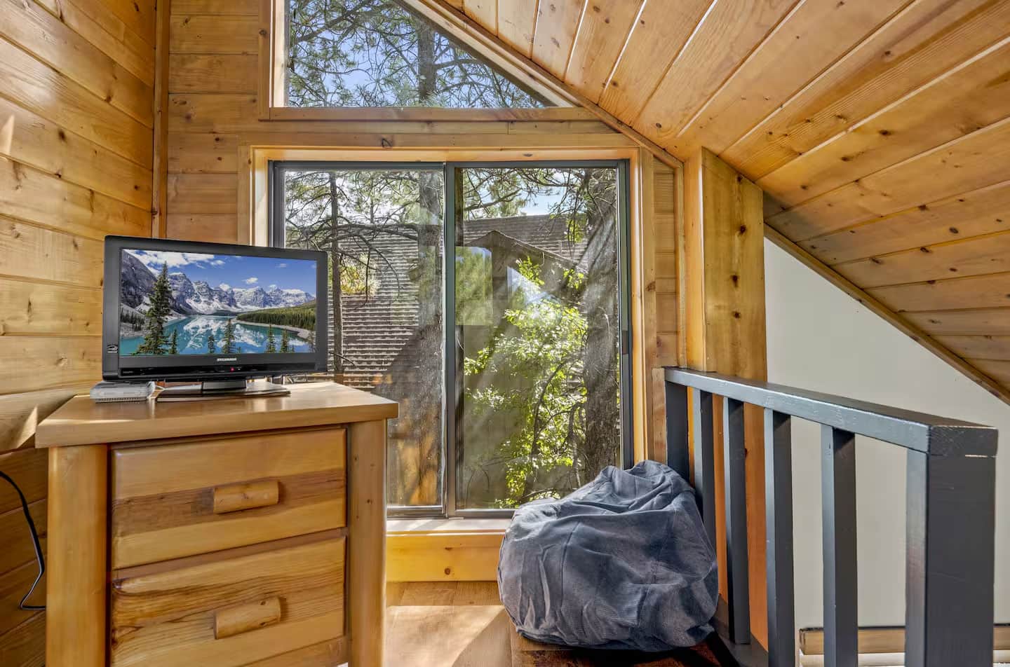 Jag Cabin | Cozy Loft Overlooking Window