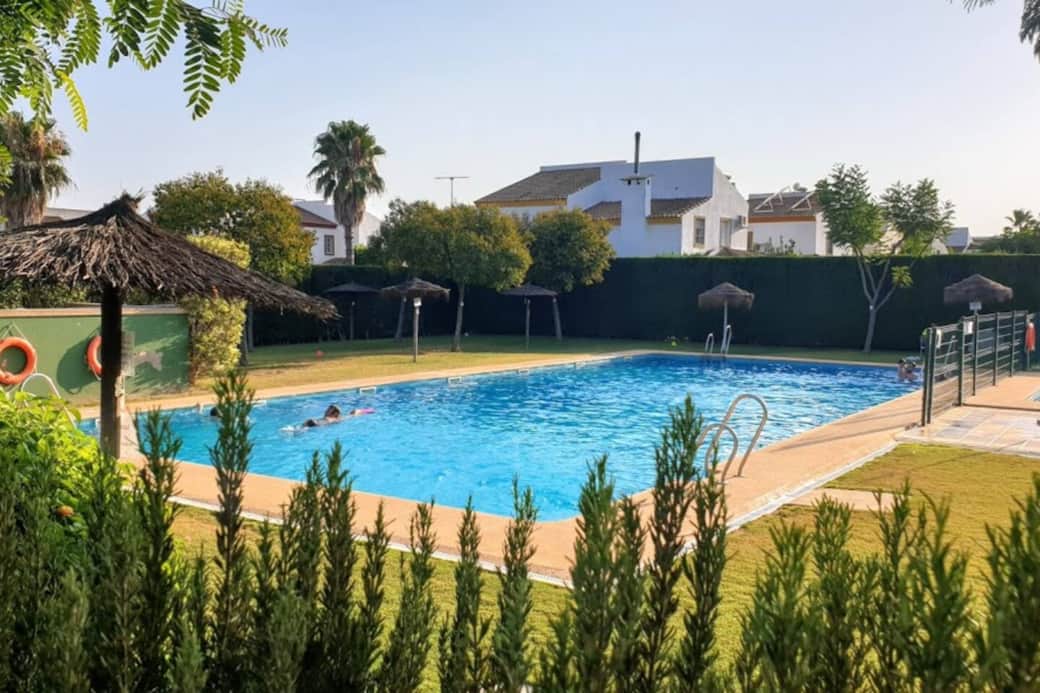 2 Piscinas comunitarias (infantil y de adultos) con acceso vallado y socorristas.