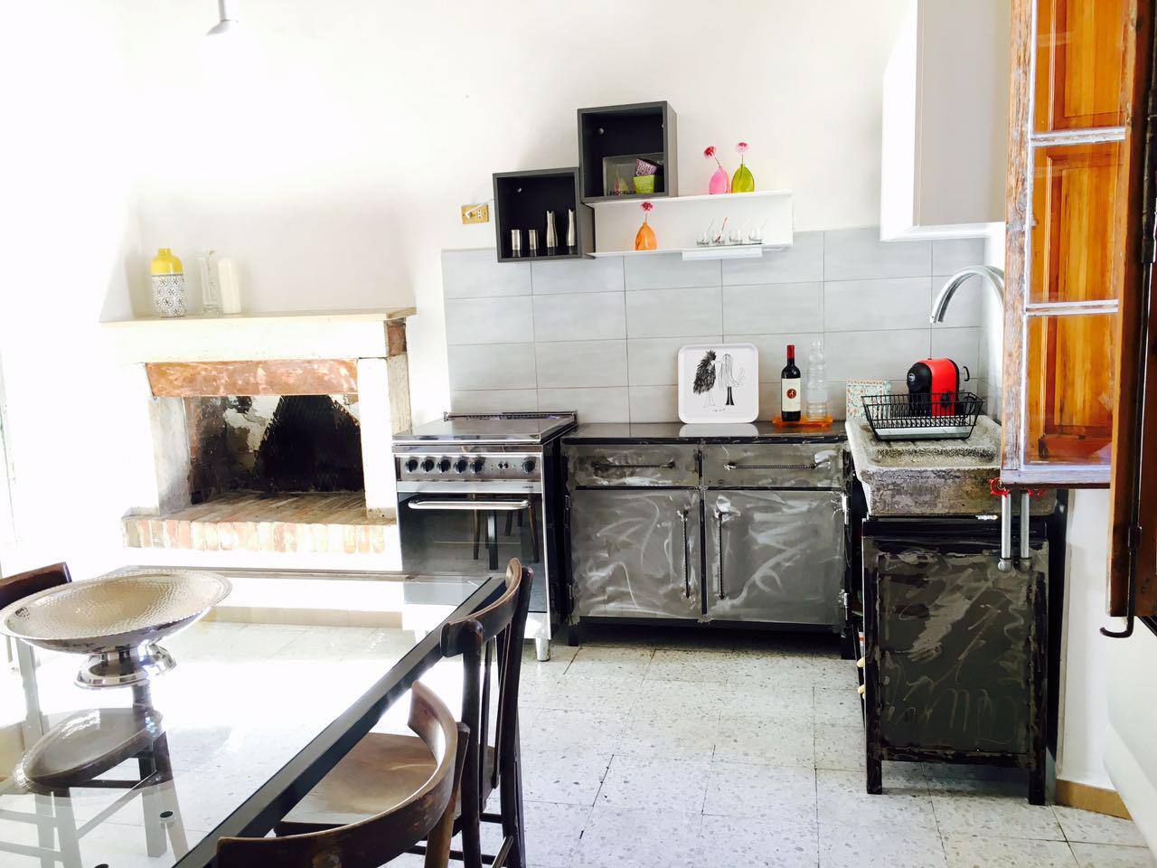 Cucina completa con tavolo da pranzo