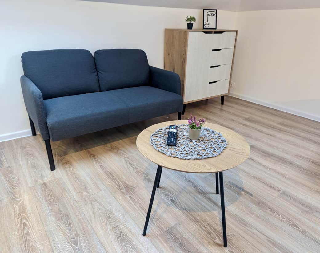 Sofa, smart Tv and kitchenette fully equipped.