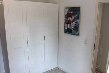 Geräumiger Schrank im Schlafzimmer