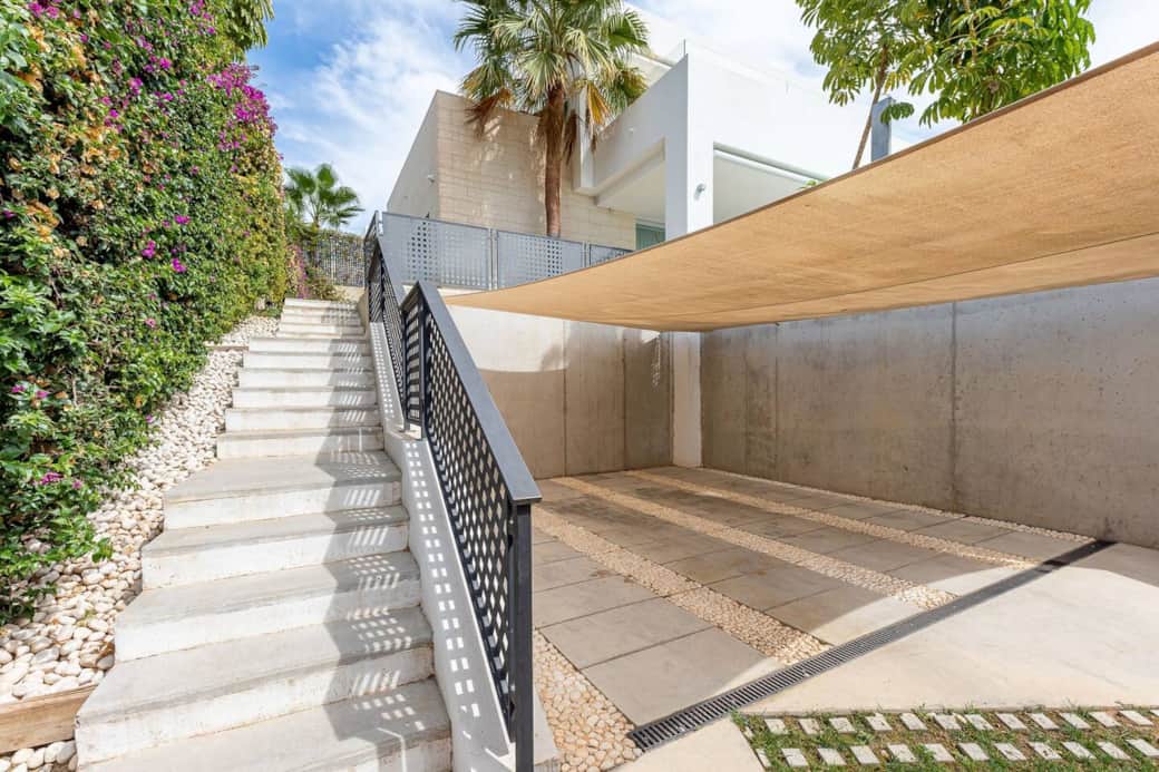 Garage on the right;
Staircase leading to the vila