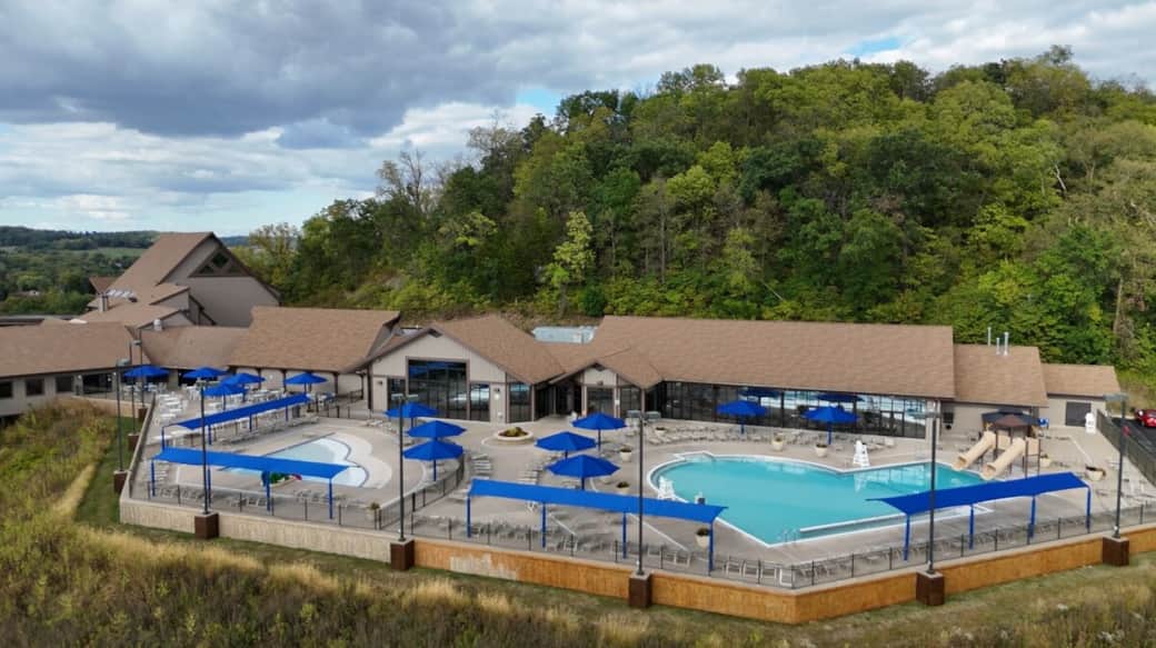 Guests have access to the Owners' Club, including indoor and outdoor pools, summer snack bar, game room, gym, and more.