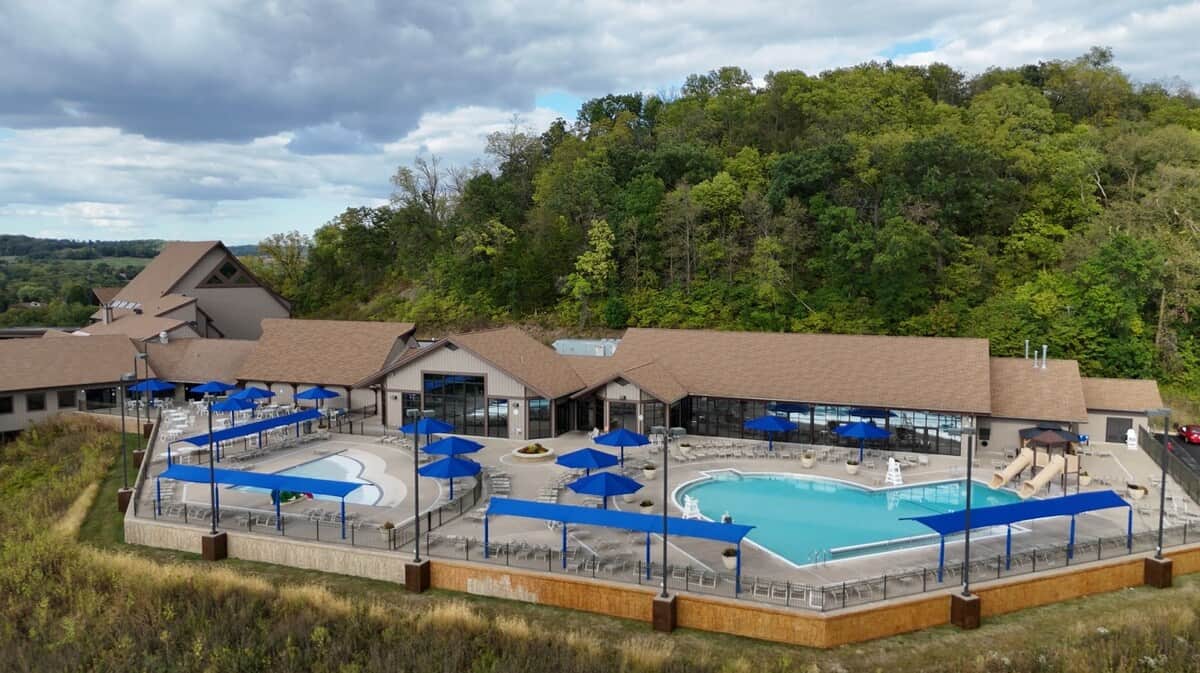 Guests have access to the Owners' Club, including indoor and outdoor pools, summer snack bar, game room, gym, and more.