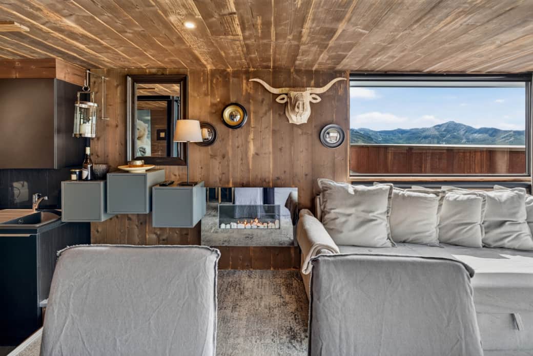 Warm living room and open kitchen, chic chalet style in the heart of Val Thorens. Warm living room and open kitchen, chic chalet style in the heart of Val Thorens.