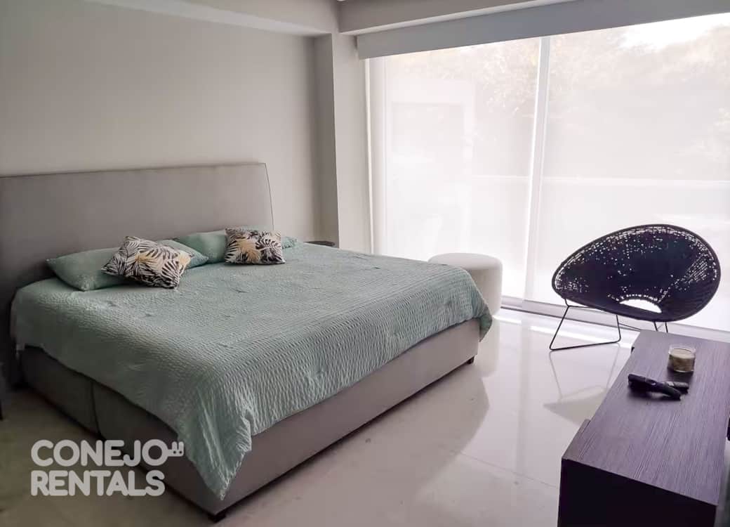 Habitación king size con vista a la naturaleza y decoración en tonos frescos Habitación king size con vista a la naturaleza y decoración en tonos frescos