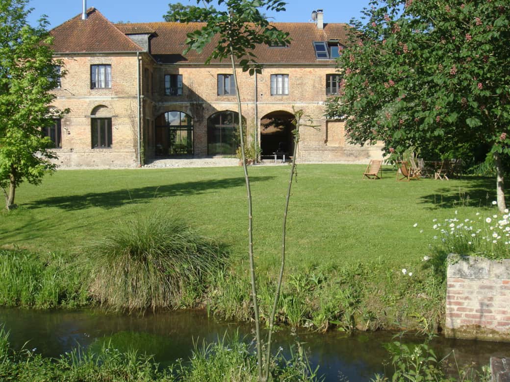 La Huilerie, la maison entière, côté lac et moulin.