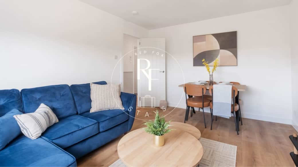 Lounge & Dining Area