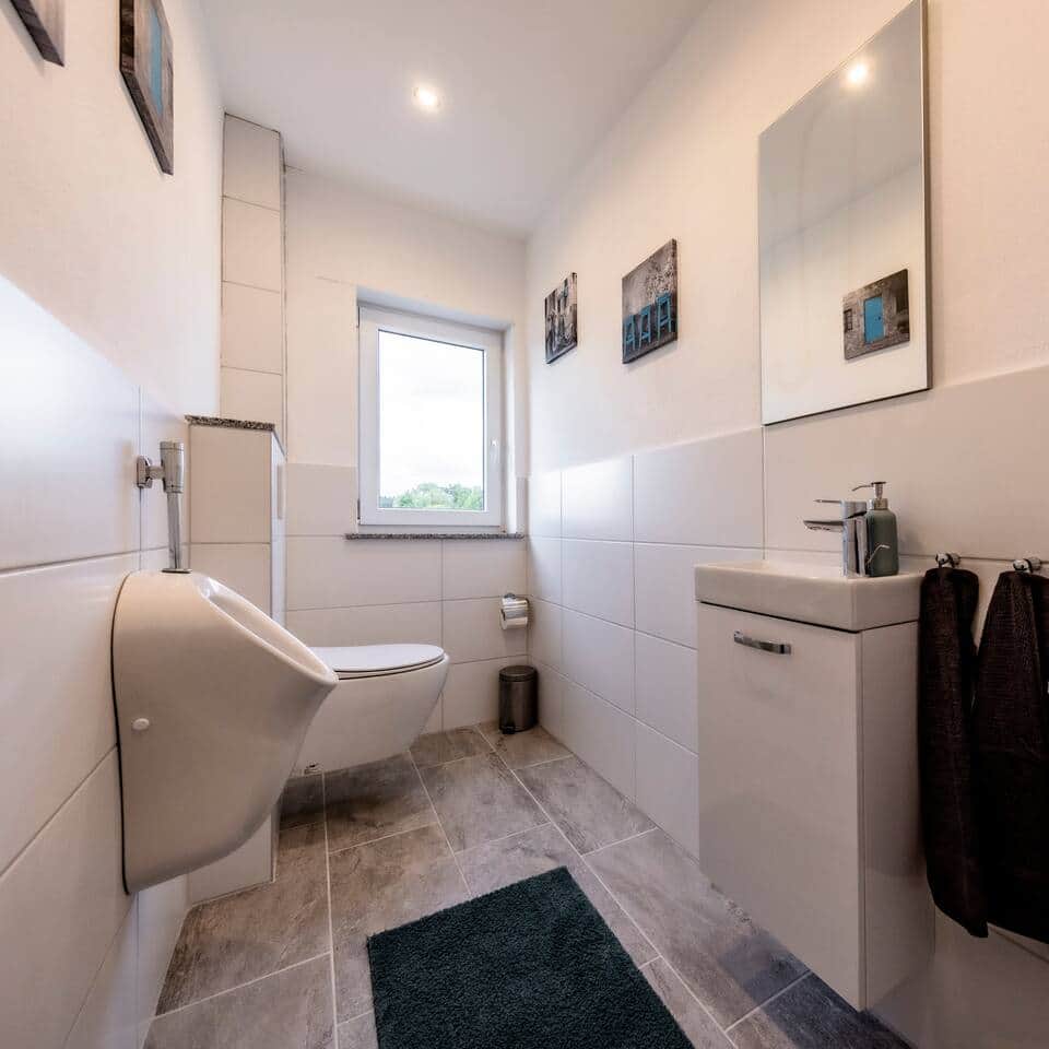 Das Gäste WC ist nicht nur mit einer Waschtischarmatur einschl. Unterschrank ausgestattet, sondern verfügt auch über einen separaten (zusätzlichen) Föhn, falls das Badezimmer mal wieder besetzt ist.