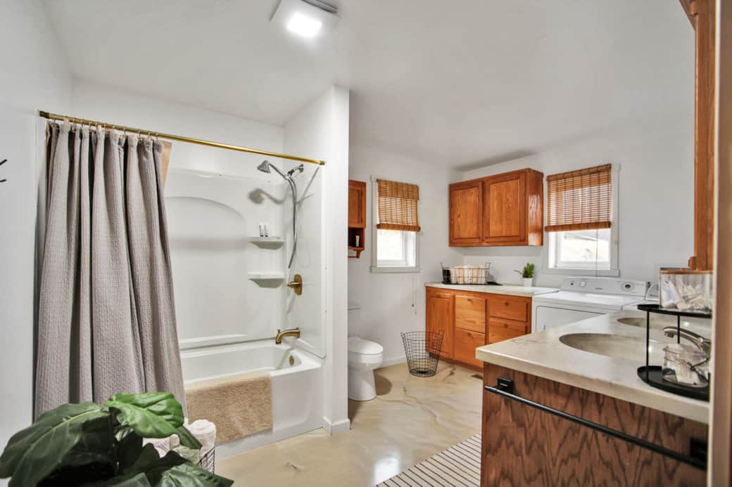 Main Floor, Full bathroom with laundry 