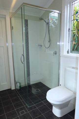 Second family bathroom, with underfloor heating