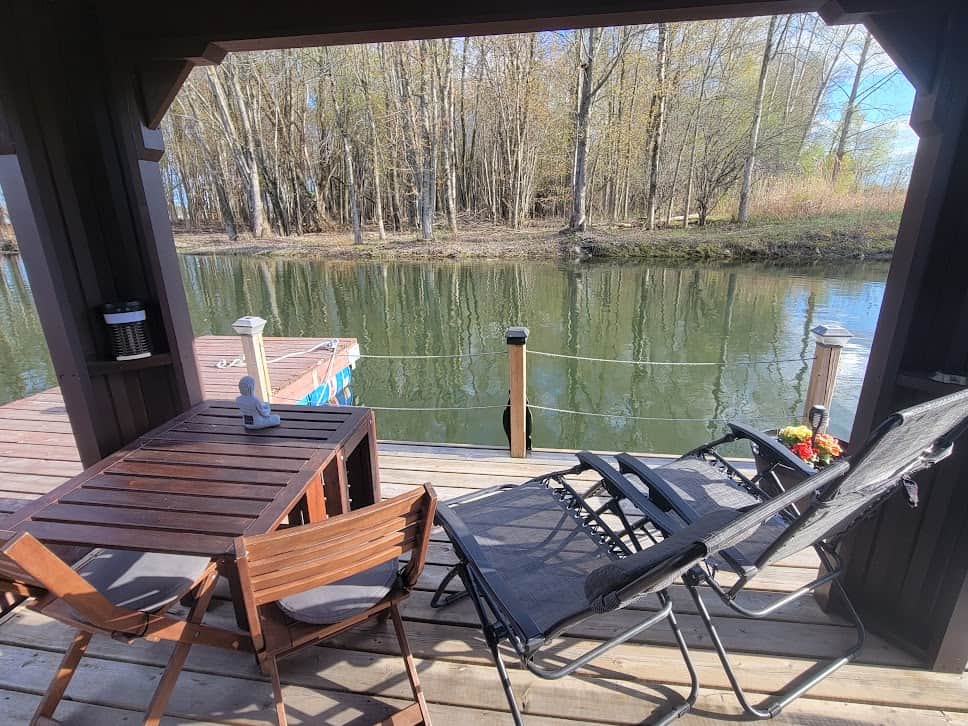Grande terrasse flottante aménagée pour les repas et la détente