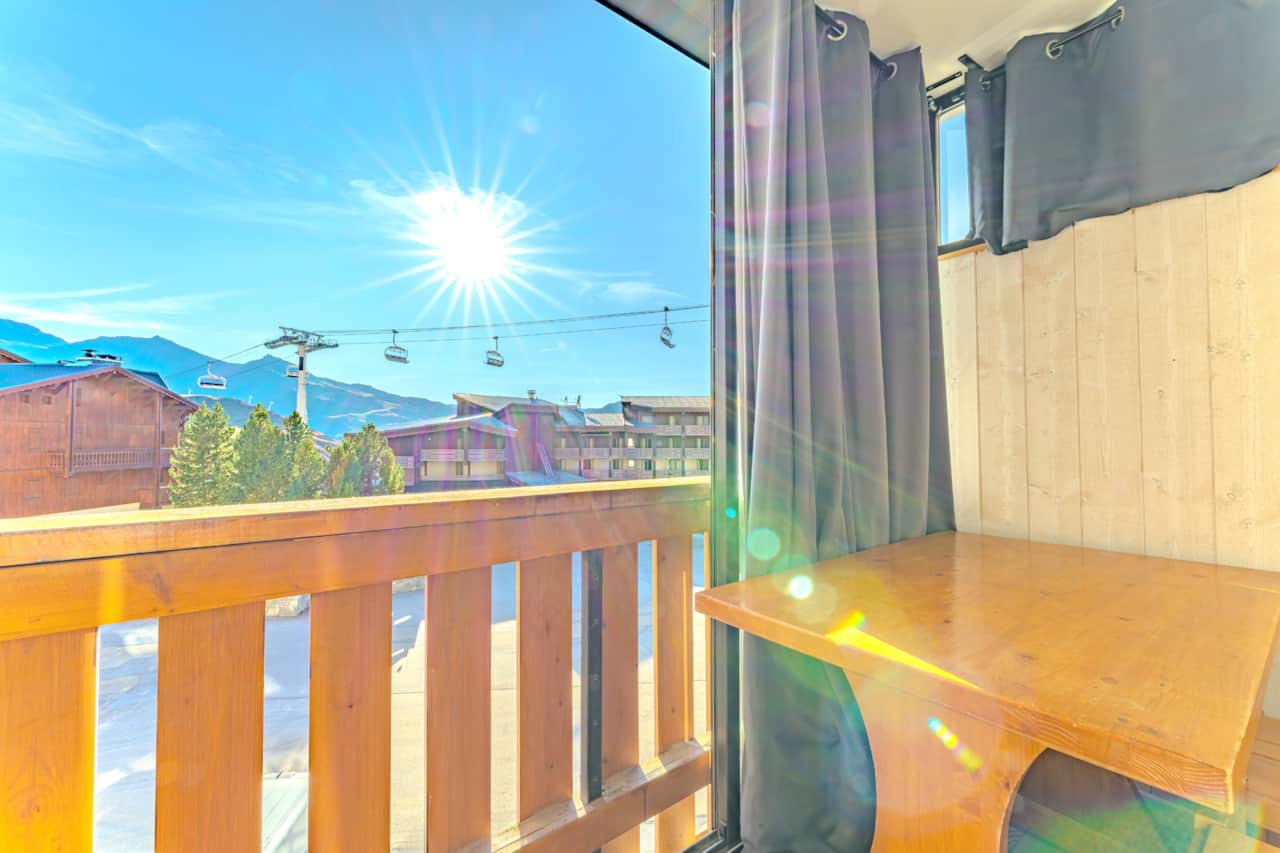 Balcon ensoleillé et vue sur les montagnes — Cœur du Village, Val Thorens