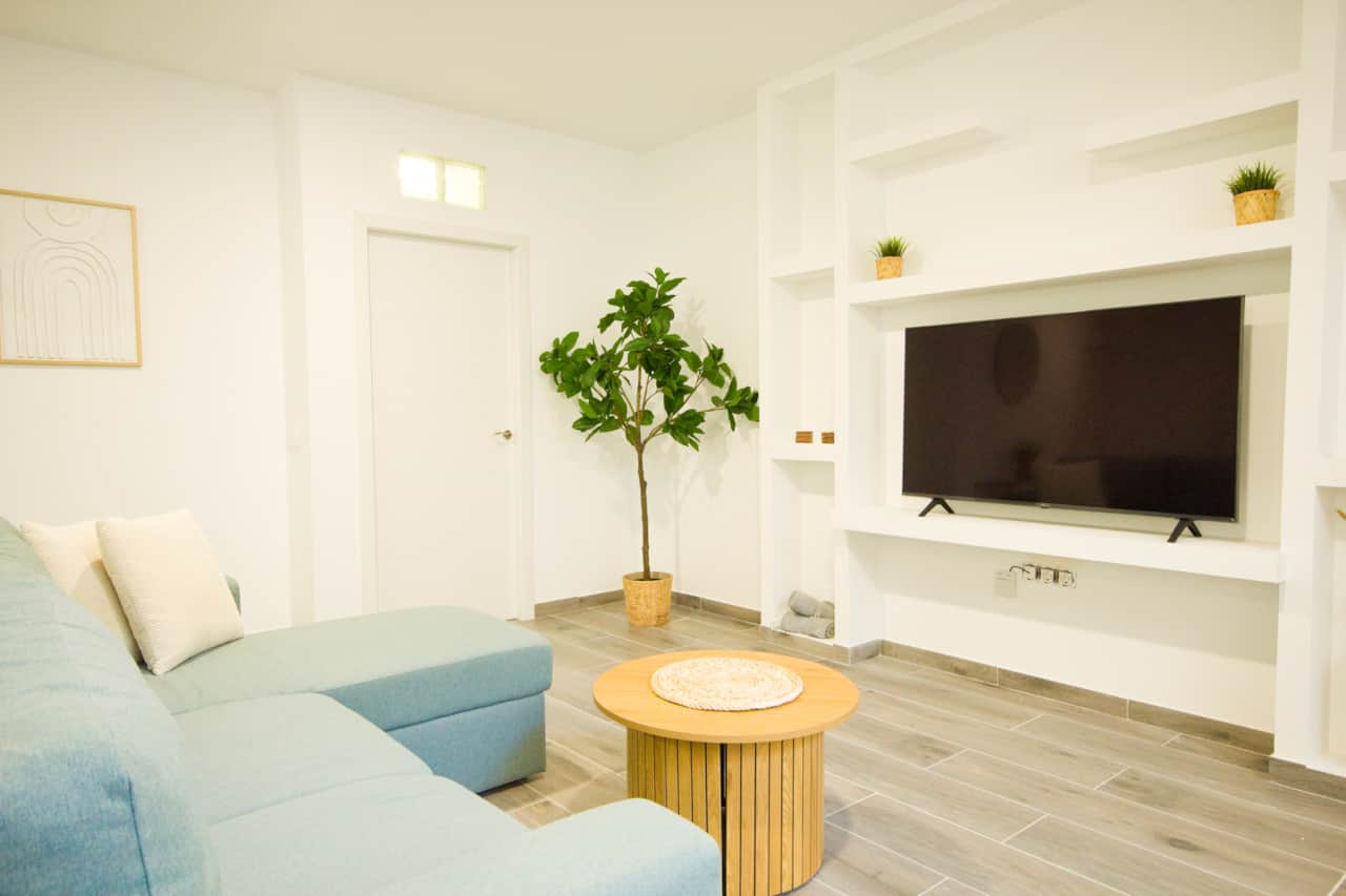 Salon confortable avec Smart TV et canapé à la Casa Vica, logement de vacances à Puerto del Carmen