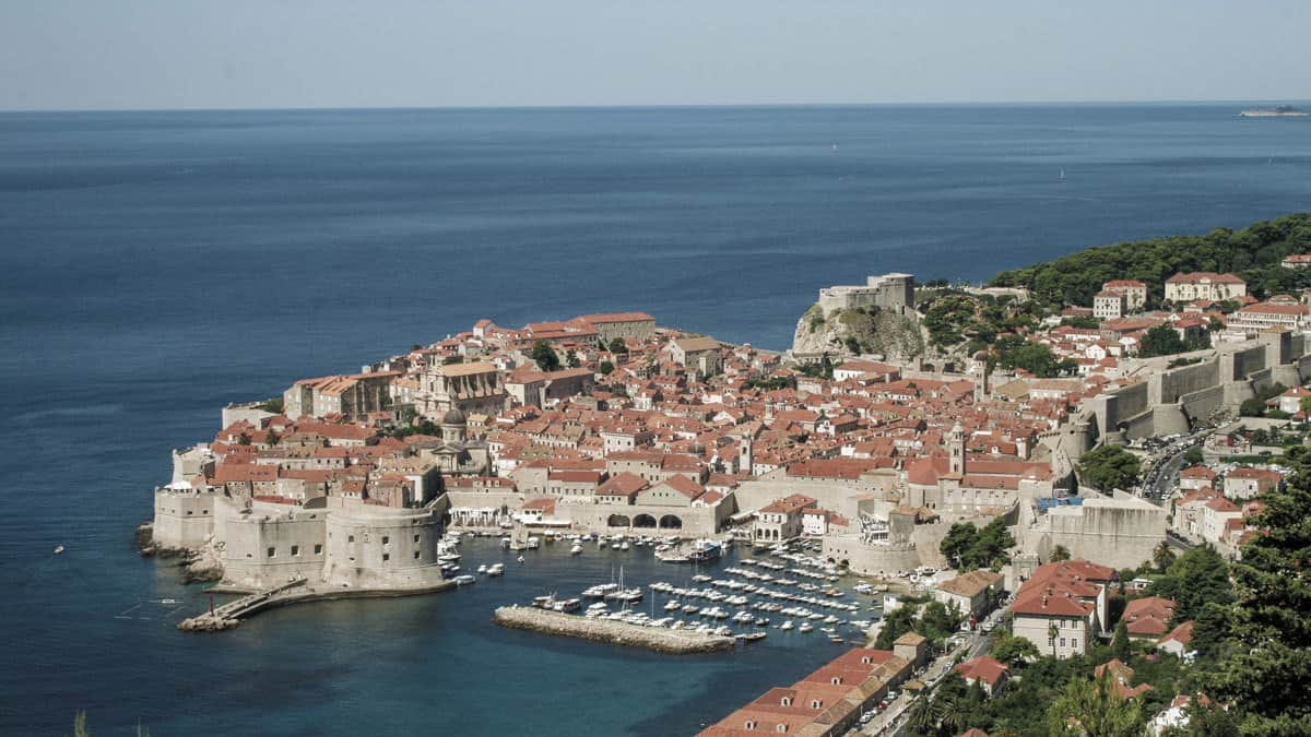 Stadtmauern und Dächer der Altstadt von Dubrovnik