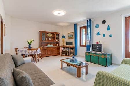Spaziosa e luminosa Zona Living, con accesso diretto al giardino privato.
