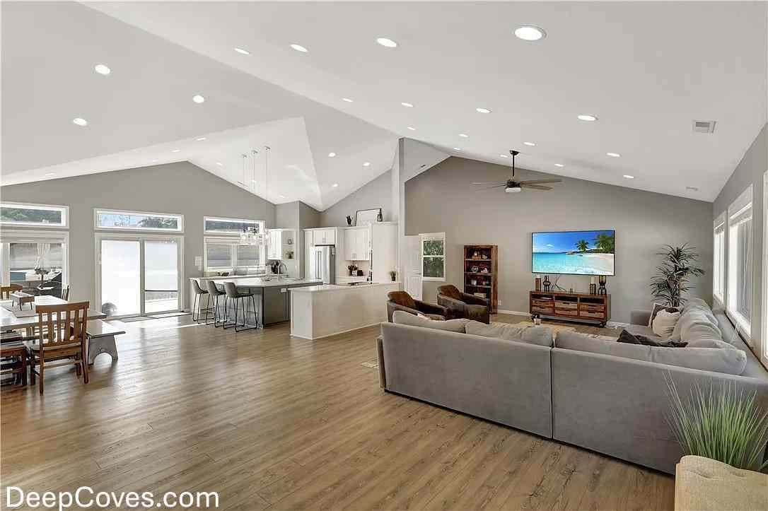 Up Living Area M.JPG