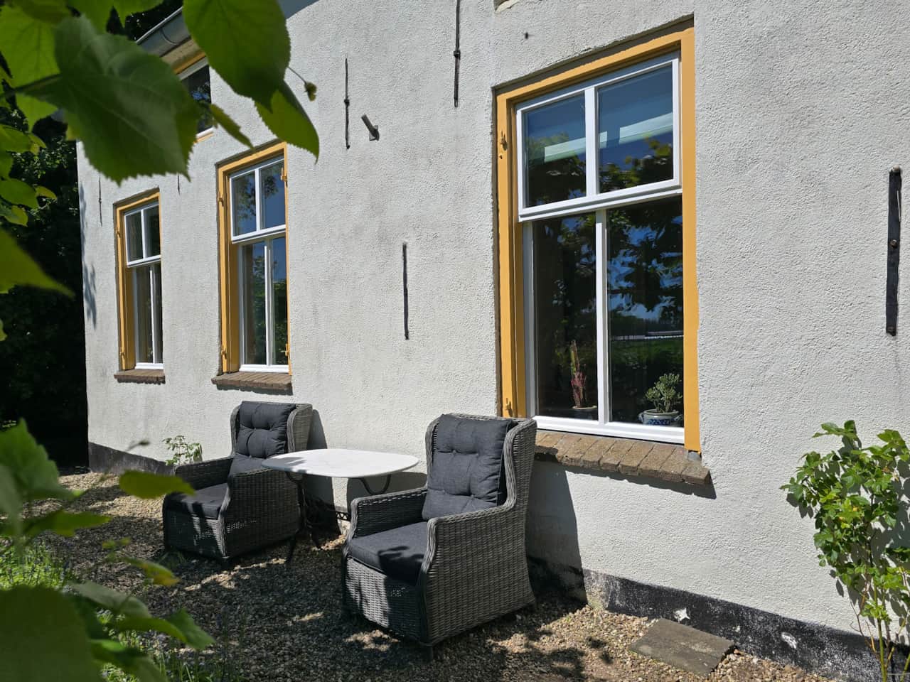 Eigen terras met tafel en comfortabele fauteuils