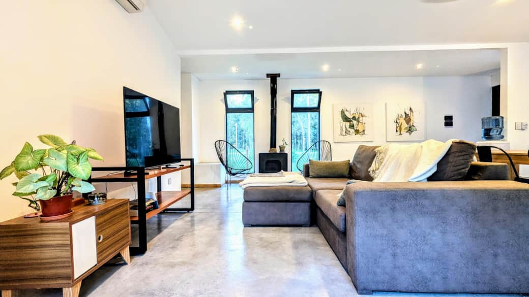 Living room, 55" 4K TV, AC, Tromen wood stove, weekend getaway vacation home, Campo Timbó