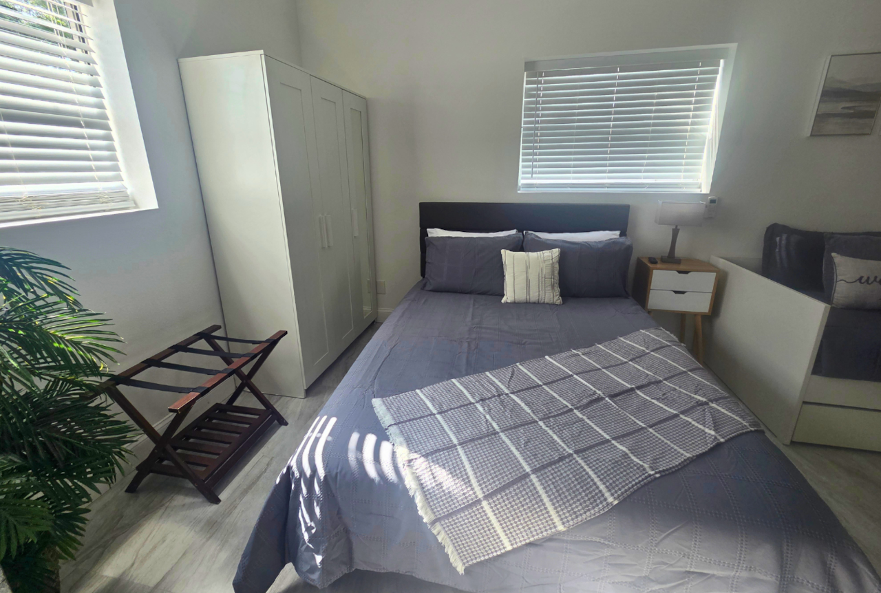 Brighten your stay with natural light and a beautiful decorative plant. Lakeland, FL