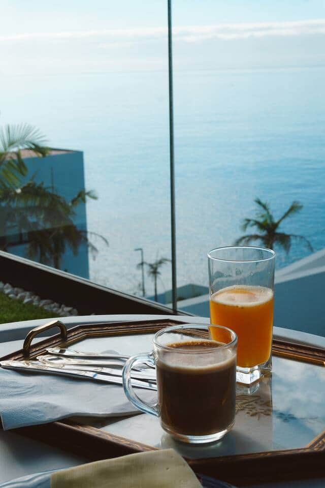 V -  Pequeno Almoço na Varanda