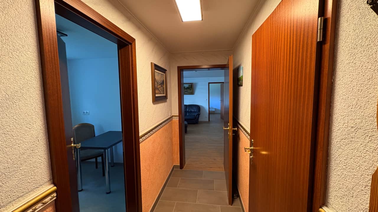 Heller Eingangsbereich mit Garderobe