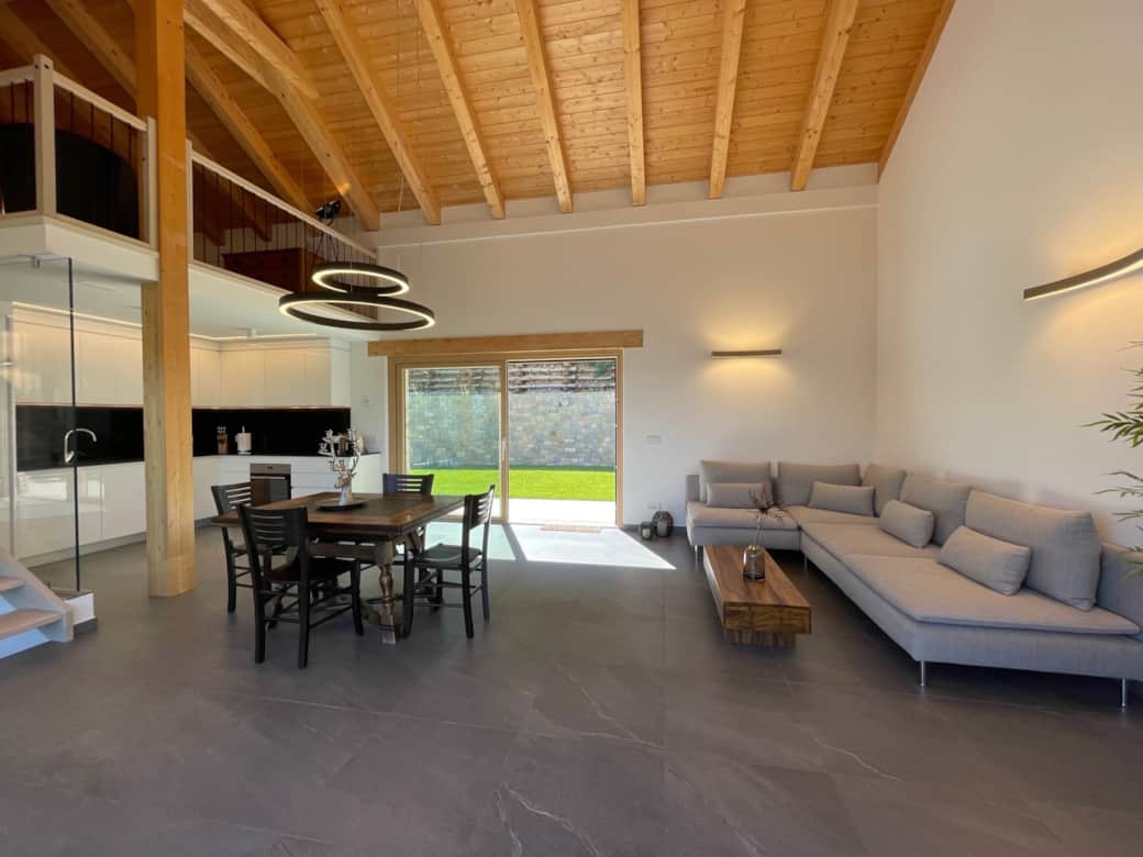 PEPPOLA - Offene moderne Küche und Living mit Wohlfühl-Couch