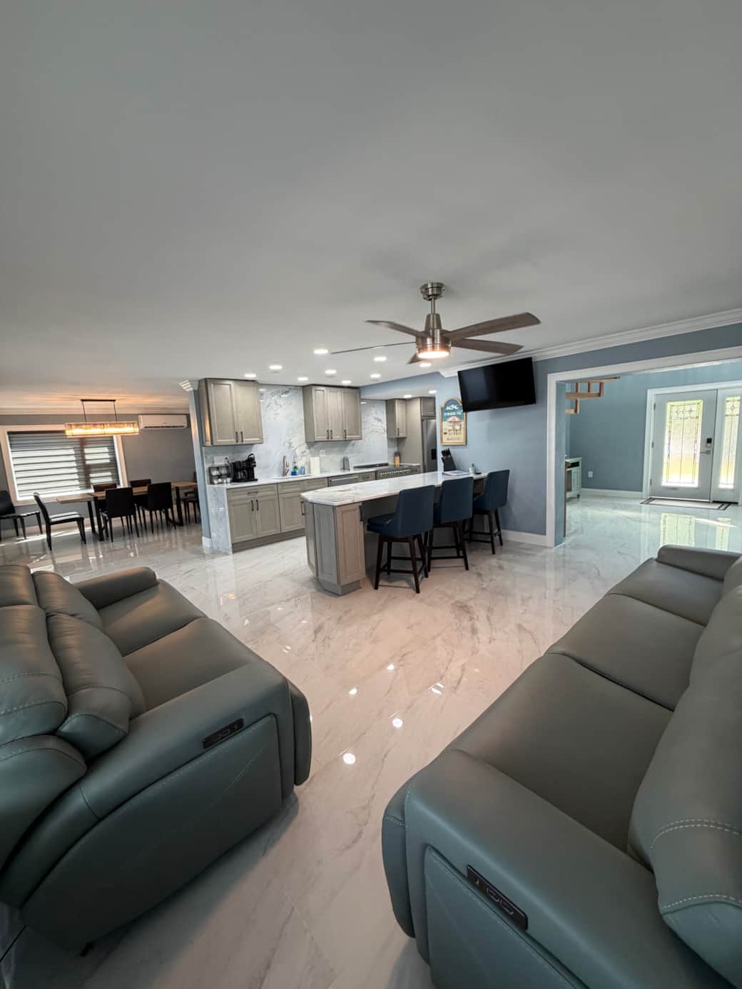  Sitting area by kitchen