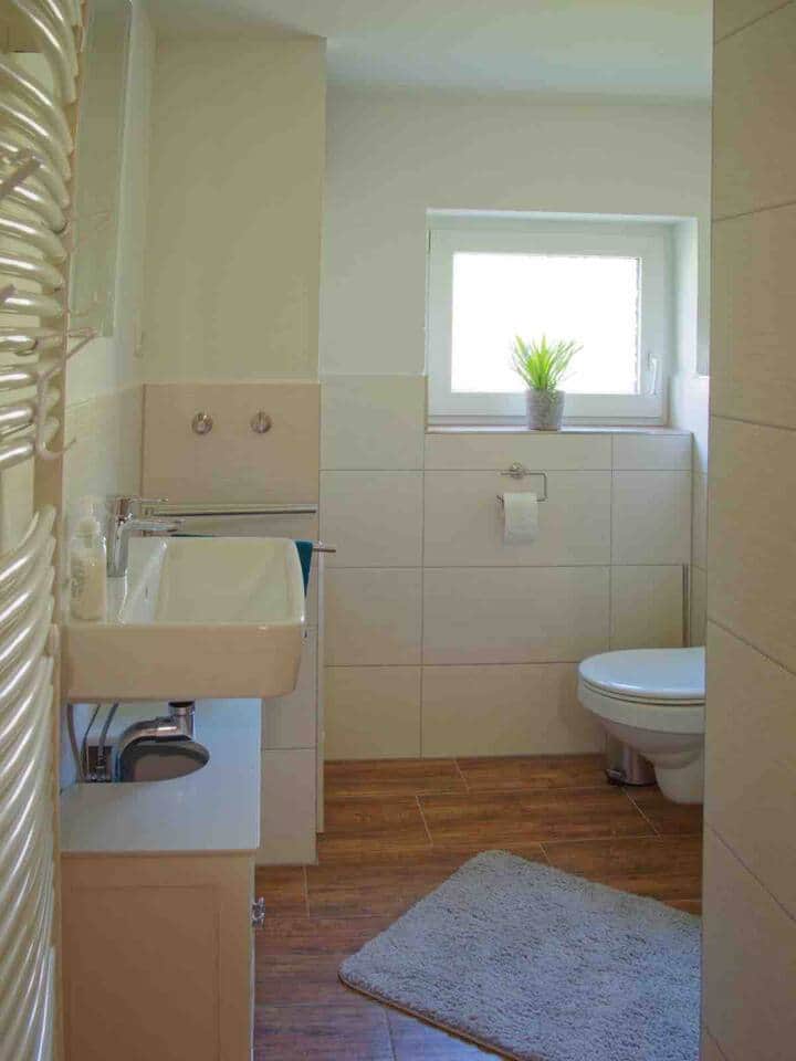 Frisch renoviertes Bad. Klein aber fein. Ca. 4qm