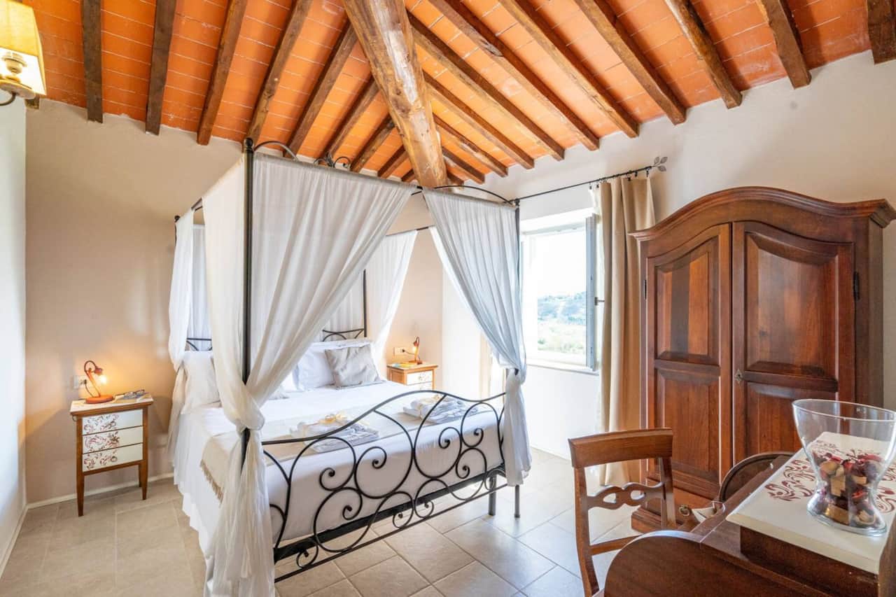 Ginestra room, a romantic, intimate and elegant room