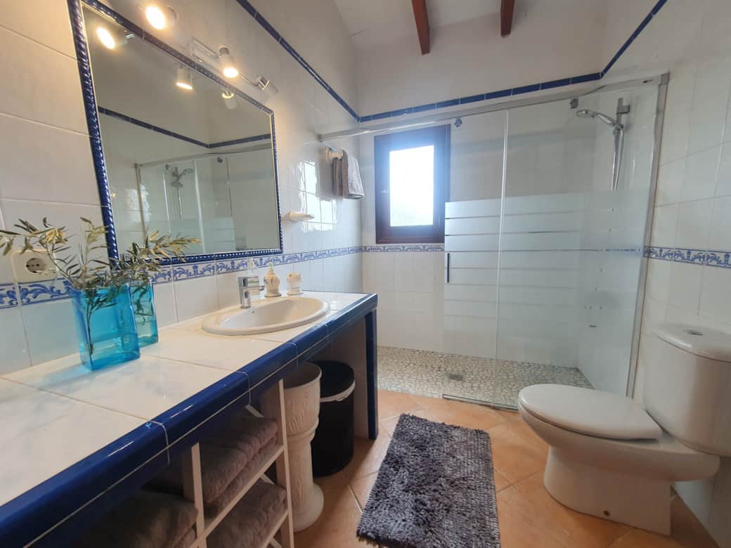 2. Badezimmer mit Dusche