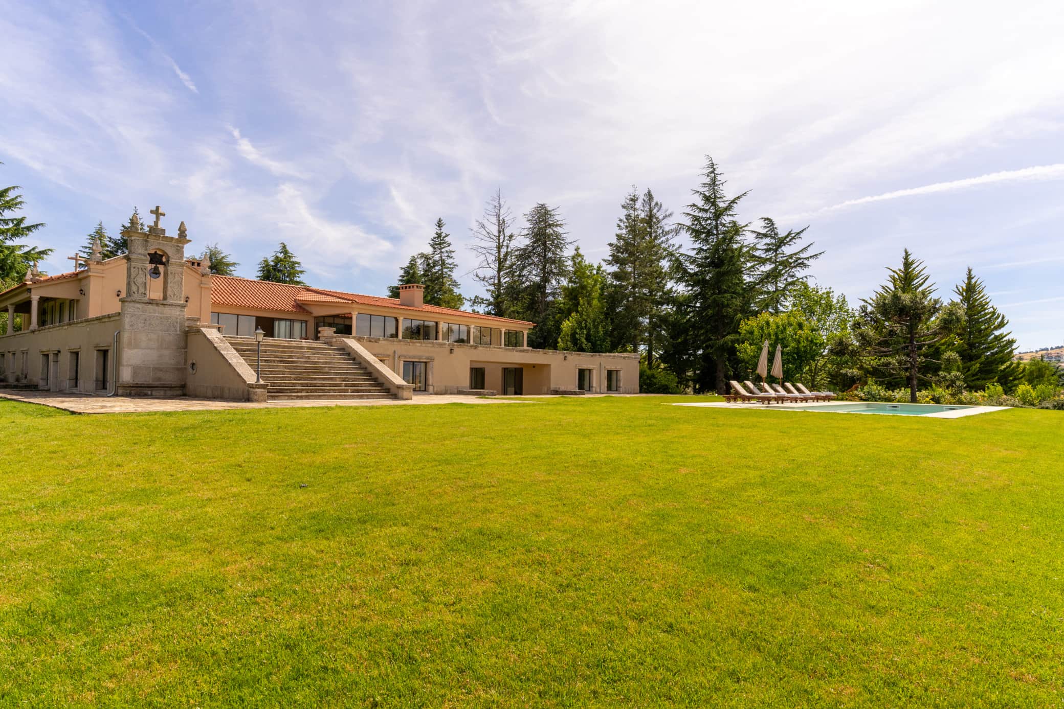 Casa da Raposeira's hilltop position above the Douro Valley terraces