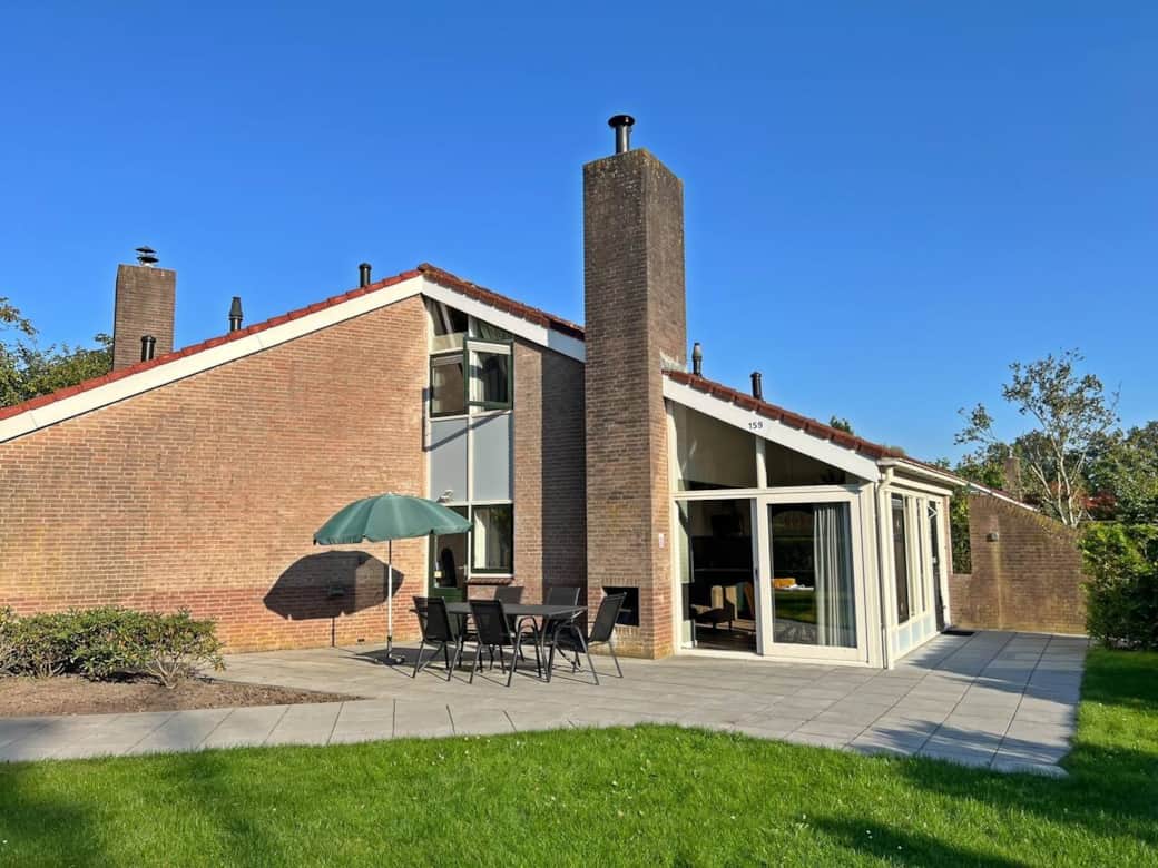 Vakantiewoning de "Oeverzwaluw" met ruime tuin op het zuiden, en terras met tuinhaard. In de zomer dus een heerlijke plek om te genieten van het zonnetje. In de Winter is de tuin een fijn uitzicht en zorgt de heg voor privacy. Vakantiewoning de "Oeverzwaluw" met ruime tuin op het zuiden, en terras met tuinhaard. In de zomer dus een heerlijke plek om te genieten van het zonnetje. In de Winter is de tuin een fijn uitzicht en zorgt de heg voor privacy.